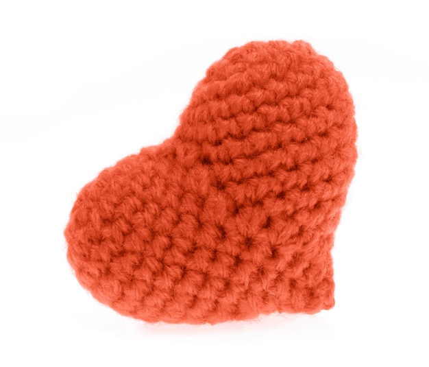 Corazón naranja tejido crochet de hilo aislado sobre fondo blanco.