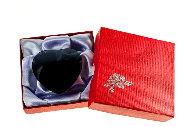 Foto corazón negro en cajas de regalo rojas en el día de san valentín.