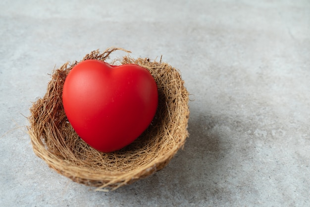 Corazón en el nido de pájaro.