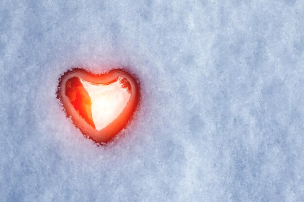 Corazón en la nieve el símbolo del amor