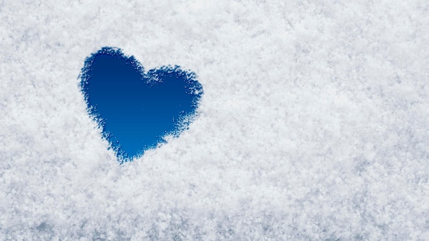 corazón en la nieve