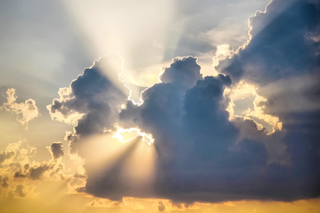 Corazón de una nube en el cielo. enfoque selectivo