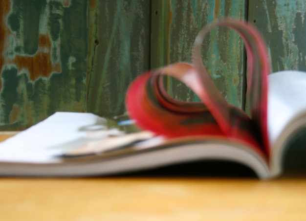 Foto corazón de las páginas del libro en borrosa