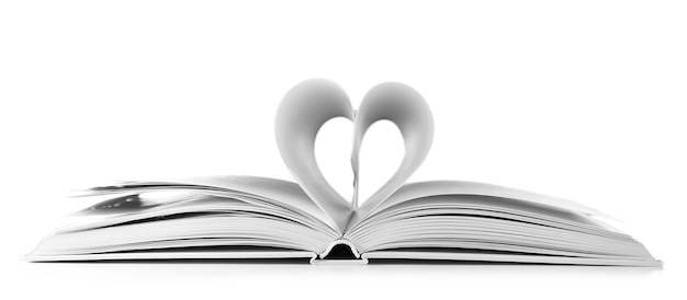 Corazón de páginas de libros sobre fondo gris claro