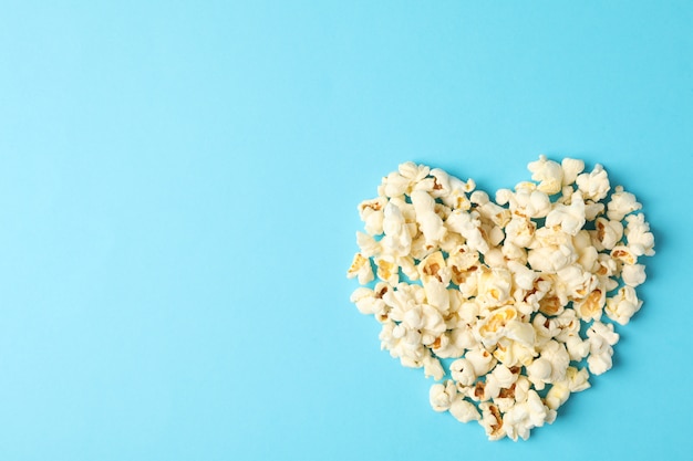 corazón de palomitas de maíz sobre fondo azul