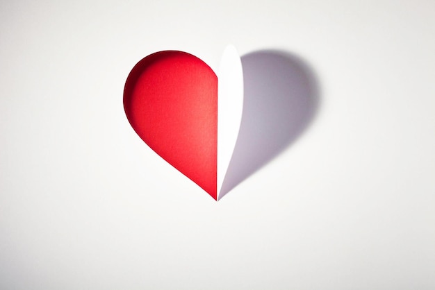 El corazón de papel cortado de la tarjeta de amor del día de San Valentín rojo abierto