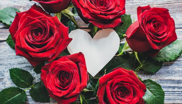 Corazón de papel rodeado de un ramo de rosas rojas para el Día de San Valentín o el Día de la Madre