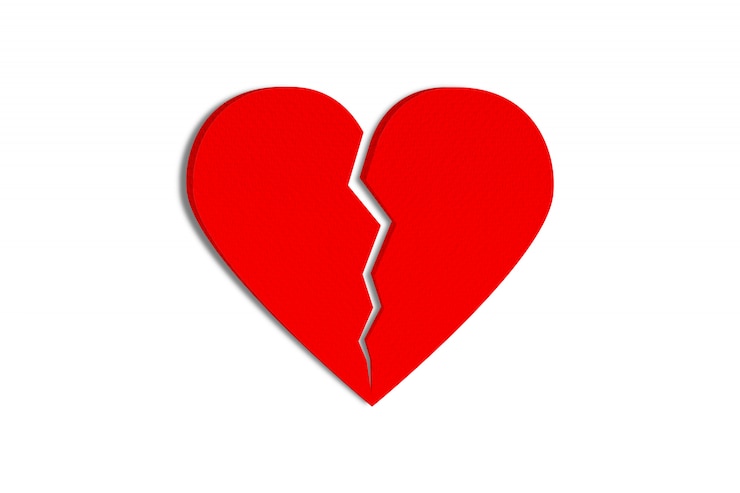 Foto corazón de papel rojo roto aislado sobre fondo blanco. objeto con trazado de recorte.