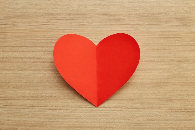 Corazón de papel rojo de San Valentín en madera