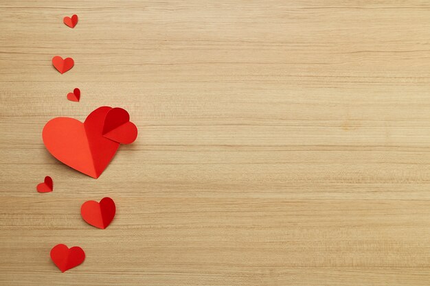 Corazón de papel rojo de San Valentín en madera