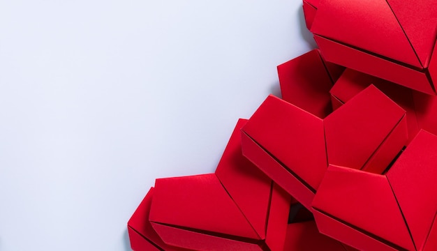 Corazón de papel rojoDía de San ValentínUn corazón de origami rojo sobre un fondo blancoCorazones de papel rojo aislados