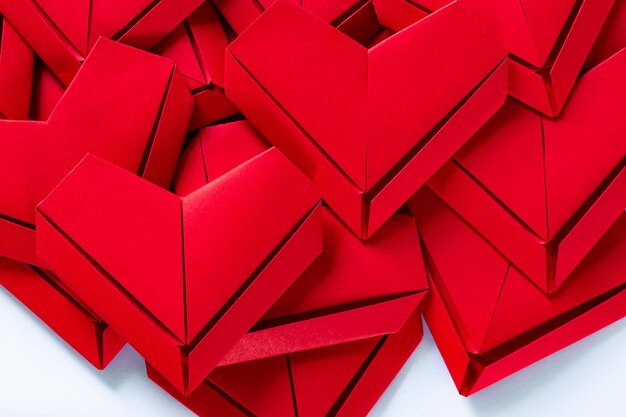 Corazón de papel rojoDía de San ValentínUn corazón de origami rojo sobre un fondo blancoCorazones de papel rojo aislados