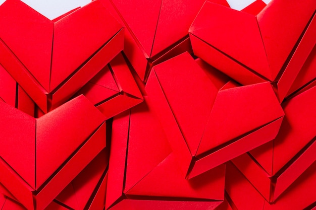Corazón de papel rojoDía de San ValentínUn corazón de origami rojo sobre un fondo blancoCorazones de papel rojo aislados