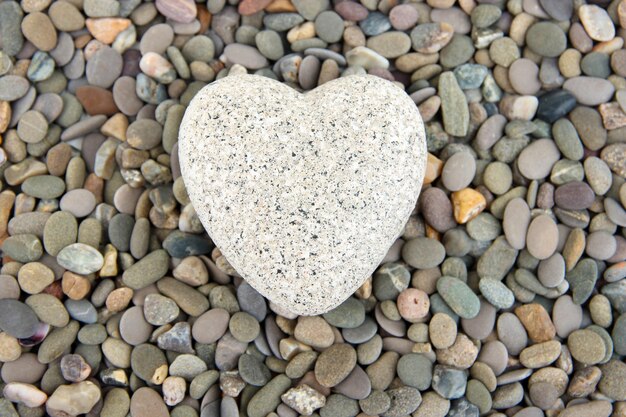 Corazón en pequeñas piedras de mar, de cerca