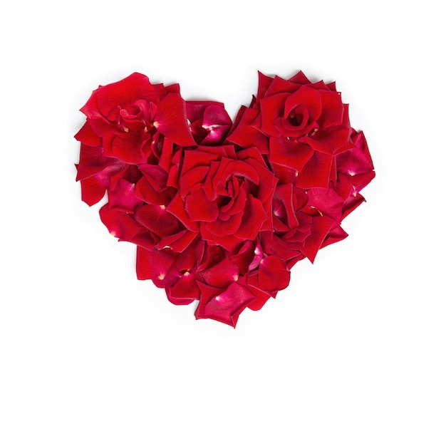 Corazón de pétalos de rosas rojas. Elemento para decoración. Copia espacio