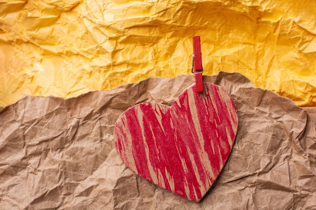 Corazón pintado de rojo con pinza para la ropa Concepto de San Valentín y promesa de amor
