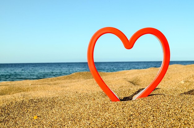 El corazón en la playa de arena