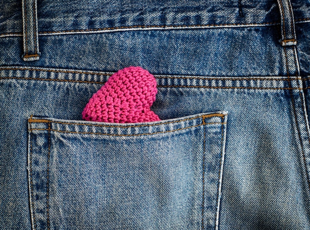 Corazón de punto rojo en el bolsillo trasero de los jeans.