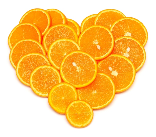 Corazón de rodajas de fruta naranja aislado sobre fondo blanco.