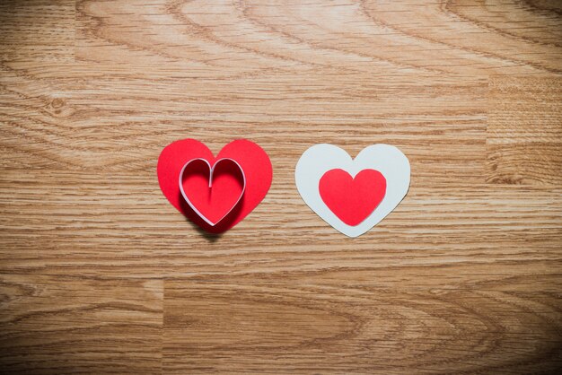 Corazón rojo y blanco sobre un fondo de madera