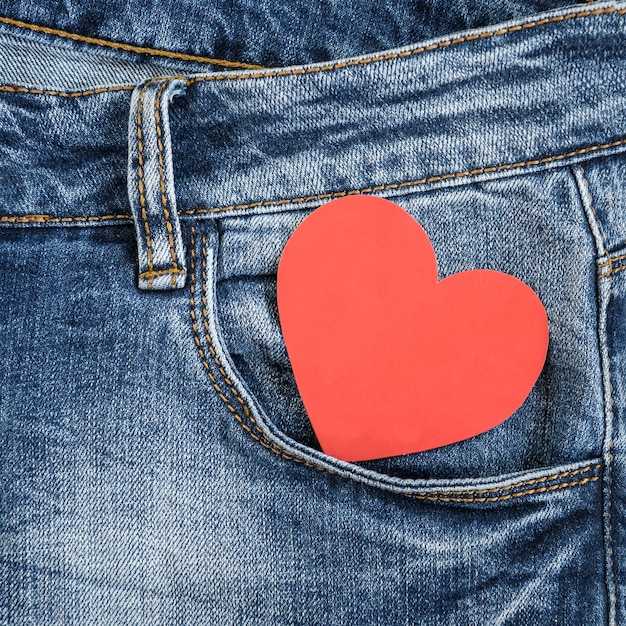 Corazón rojo en el bolsillo de los jeans. Concepto de día de San Valentín