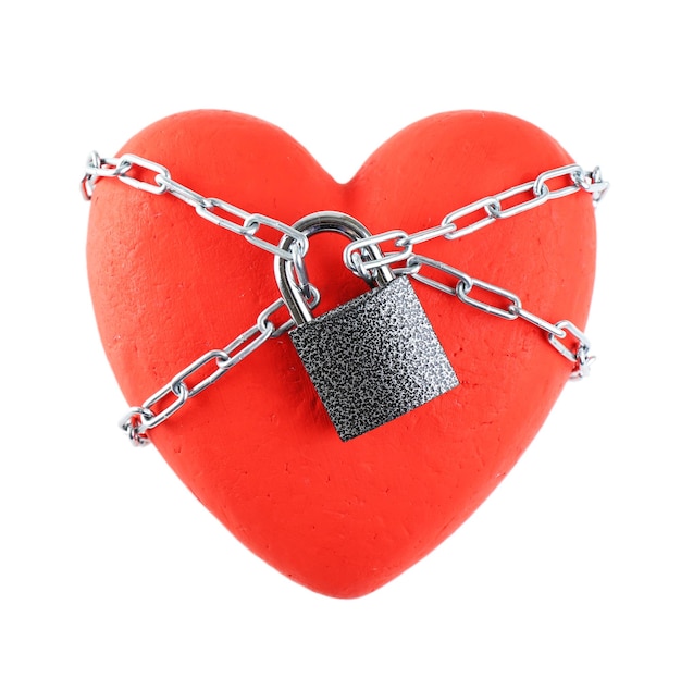 Corazón rojo con cadena de metal aislado en blanco