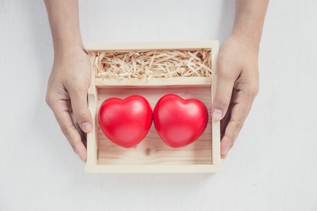 Corazón rojo en caja de amor