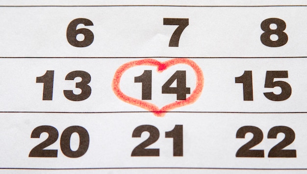 Corazón rojo en el calendario. 14 de febrero.