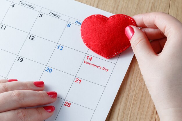 Corazón rojo y calendario, mes de amor