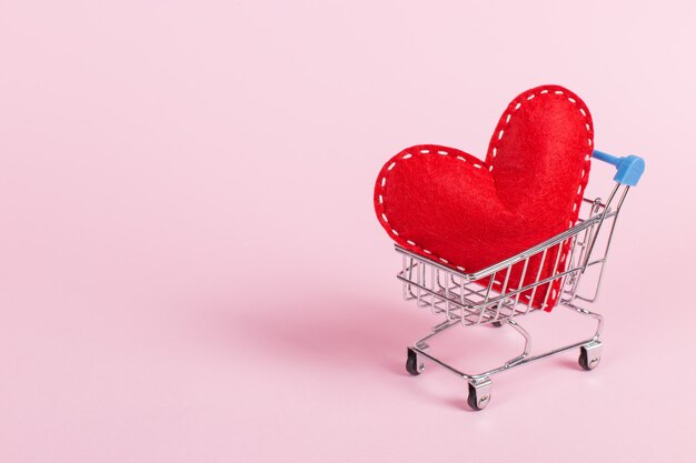 Corazón rojo como símbolo de amor, en un carrito de compras