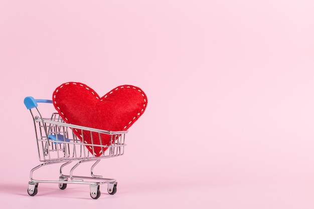 Corazón rojo como símbolo de amor, en un carrito de compras