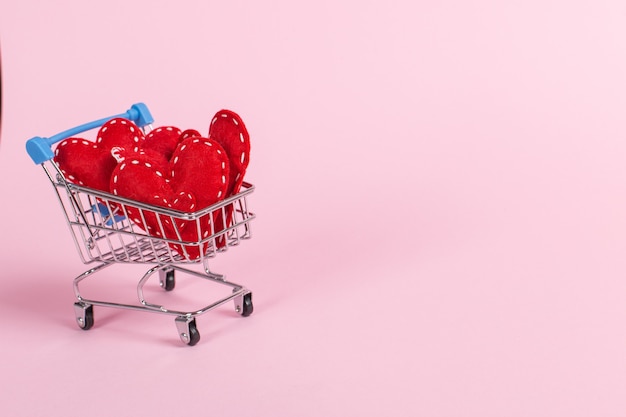 Corazón rojo como símbolo de amor, en un carrito de compras