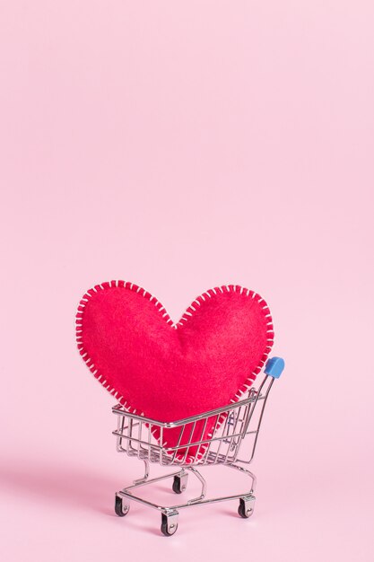 Foto corazón rojo como símbolo de amor, en un carrito de compras