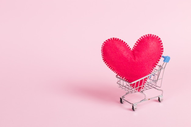 Corazón rojo como símbolo de amor, en un carrito de compras