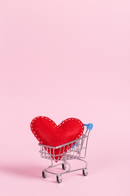 Corazón rojo como símbolo de amor, en un carrito de compras