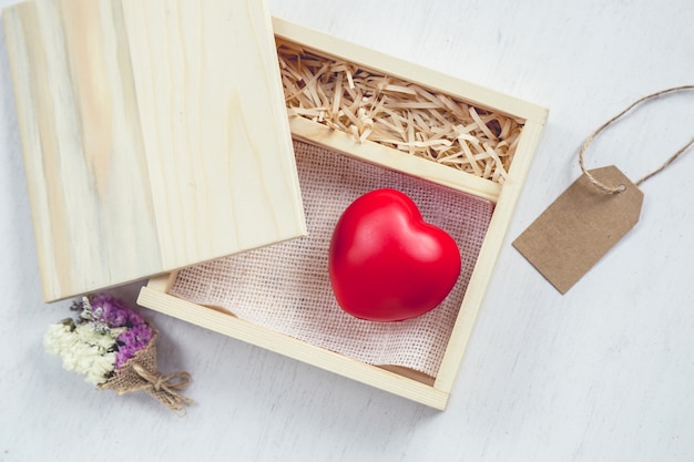 Corazón rojo en el cuadro de amor