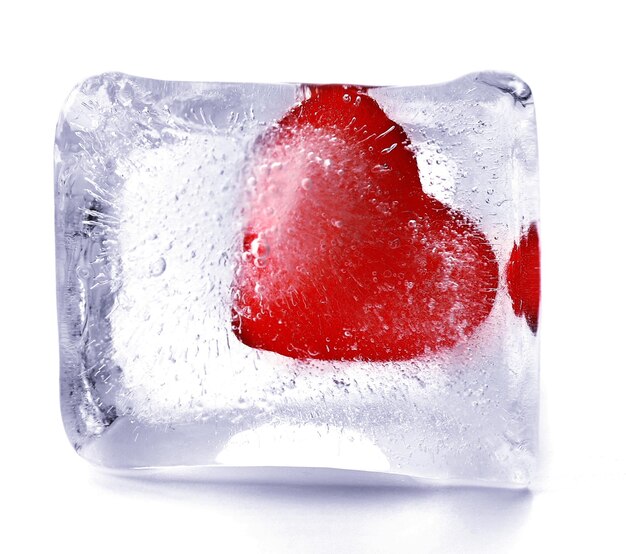 Corazón rojo en cubo de hielo aislado en blanco