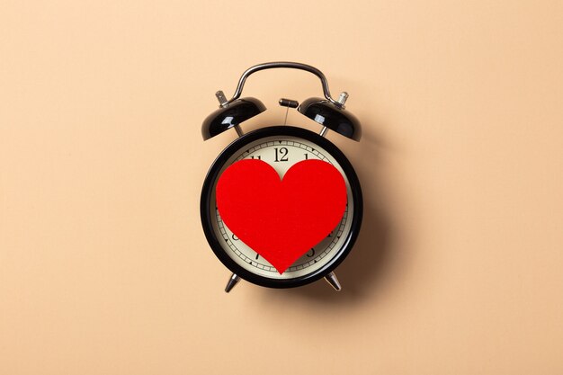 corazón rojo en la esfera del reloj