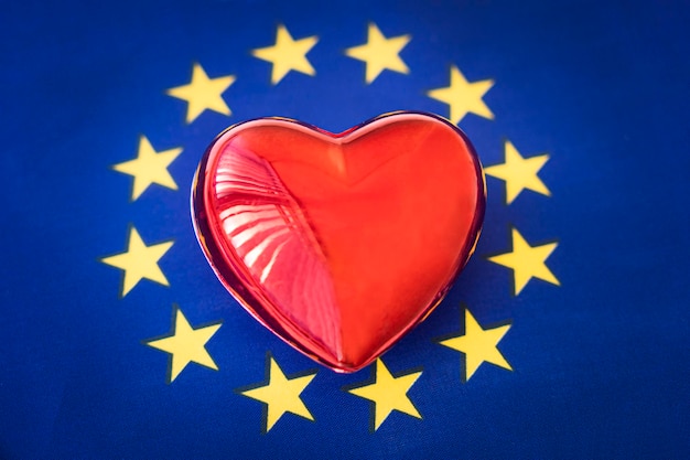 El corazón rojo está en la bandera de la unión europea El concepto de sentimientos patrióticos por el propio estado Patriotismo