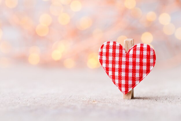 Corazón rojo en el fondo de luces bokeh.