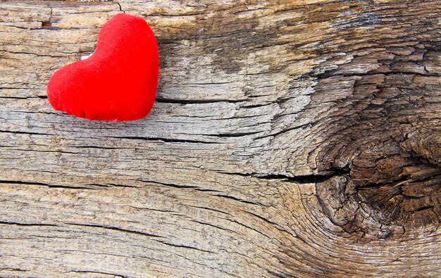 Corazón rojo en el fondo de madera