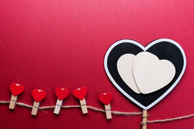 corazón rojo en fondo rojo del concepto del día de San Valentín y el concepto de amor. copia espacio para el texto
