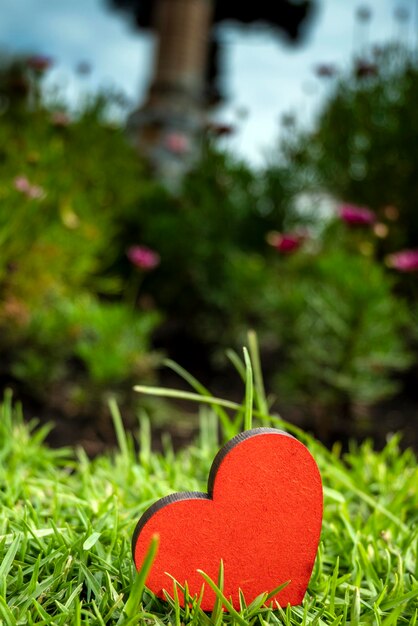 corazón rojo con fondo verde borroso, día de san valentín