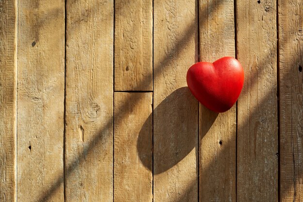 Corazón rojo en una madera