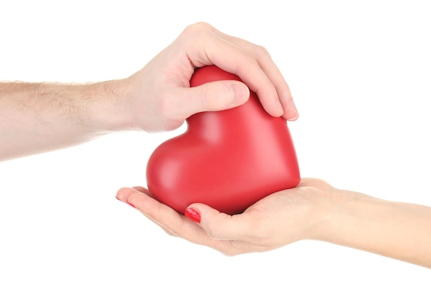 Corazón rojo en manos de mujer y hombre, aislado en blanco