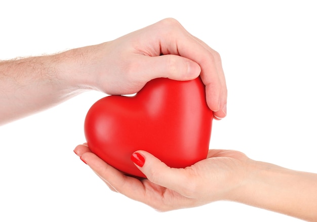 Corazón rojo en manos de mujer y hombre, aislado en blanco