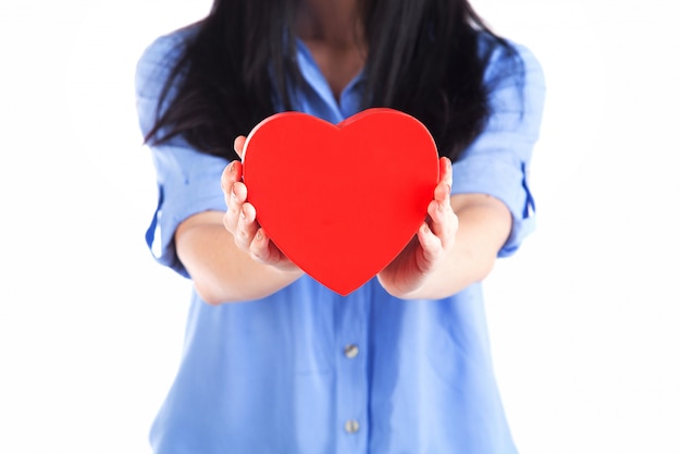 Foto corazón rojo en manos de mujer