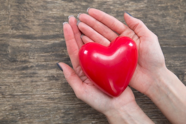 Corazón rojo en las manos