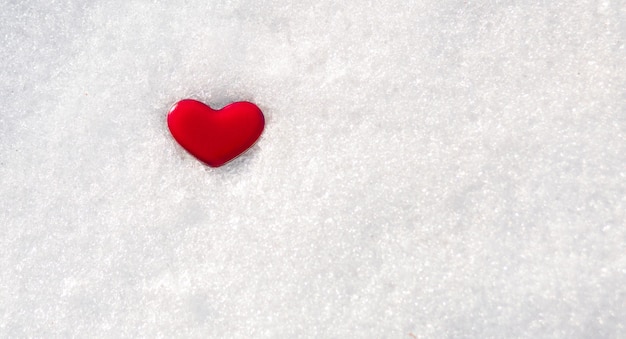 Corazón rojo en la nieve, espacio de copia