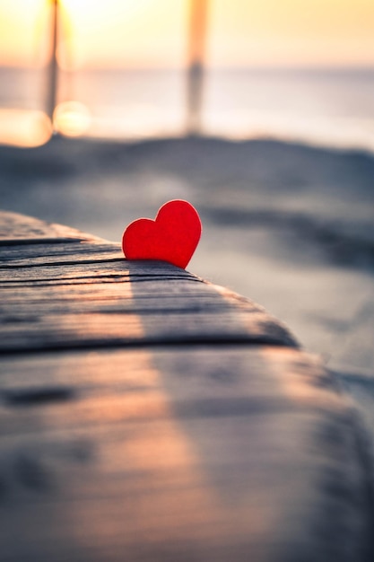 Foto corazón rojo en la playa